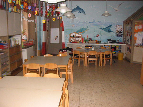 Kindergartenraum mit Tischen